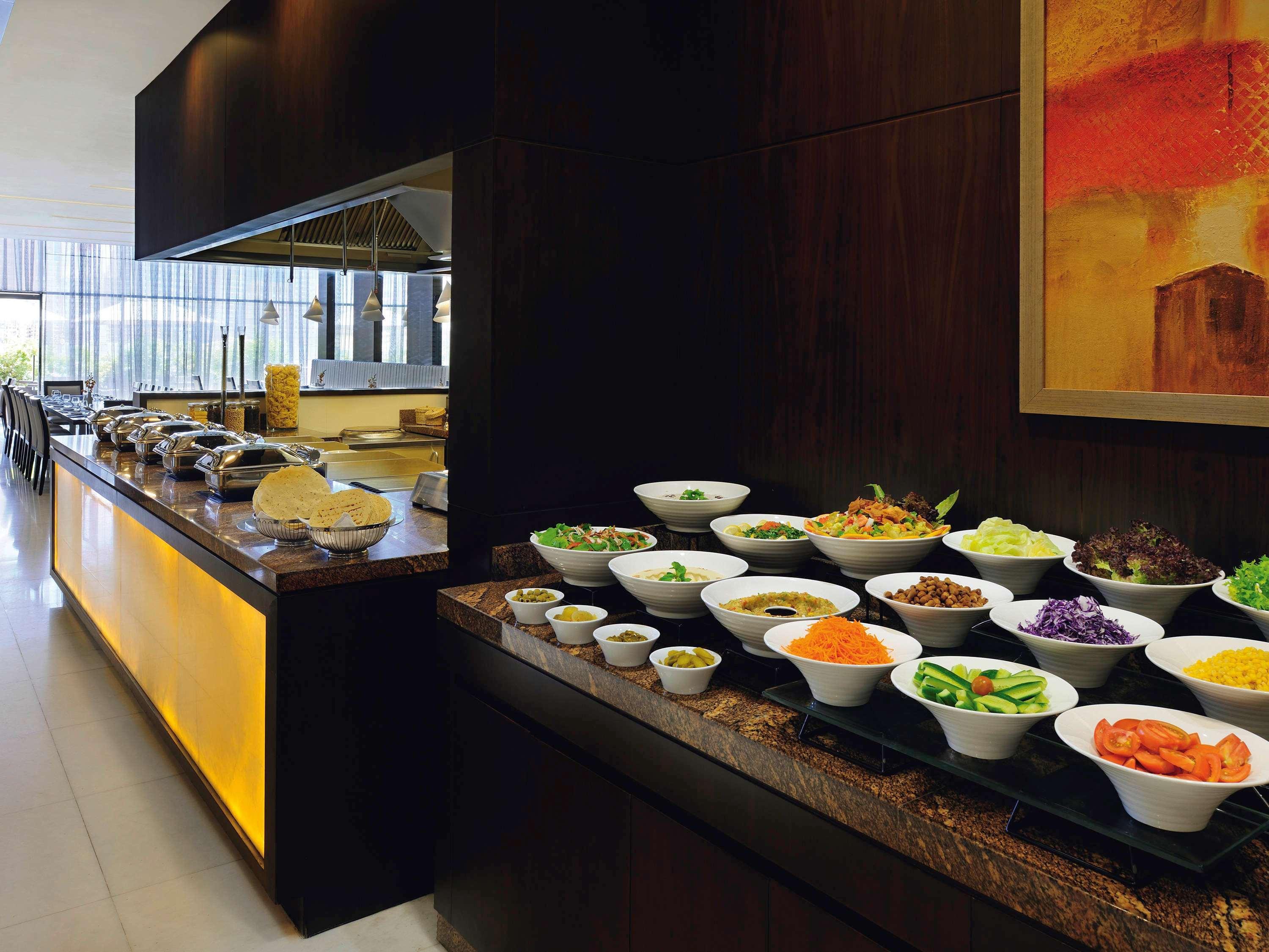 뫼벤픽 호텔 아파트먼트 알 맘자르 두바이 외부 사진 A salad bar