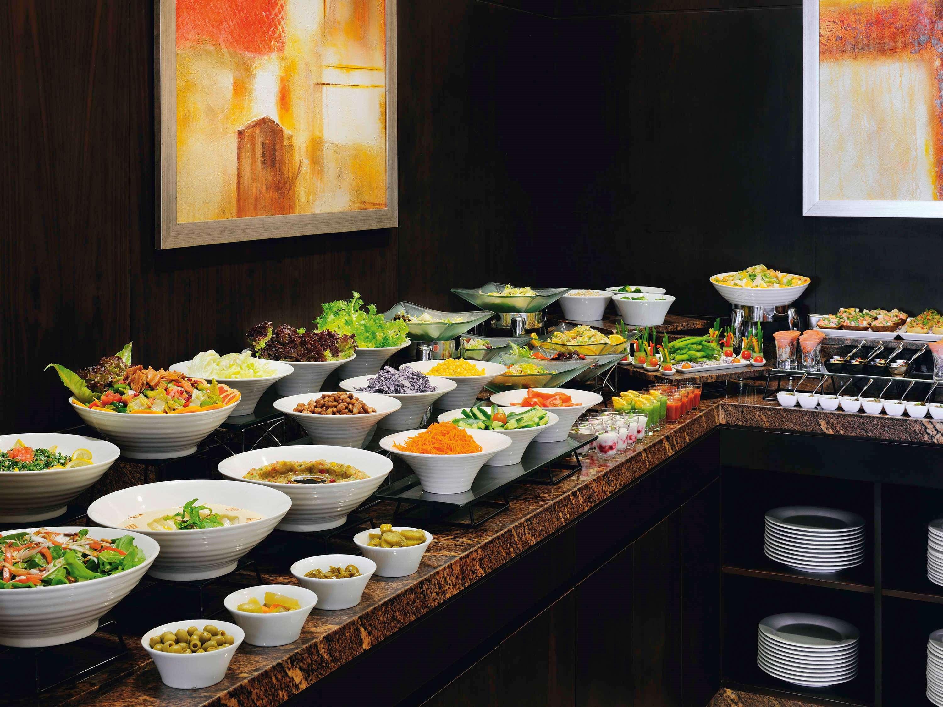 뫼벤픽 호텔 아파트먼트 알 맘자르 두바이 외부 사진 A salad bar
