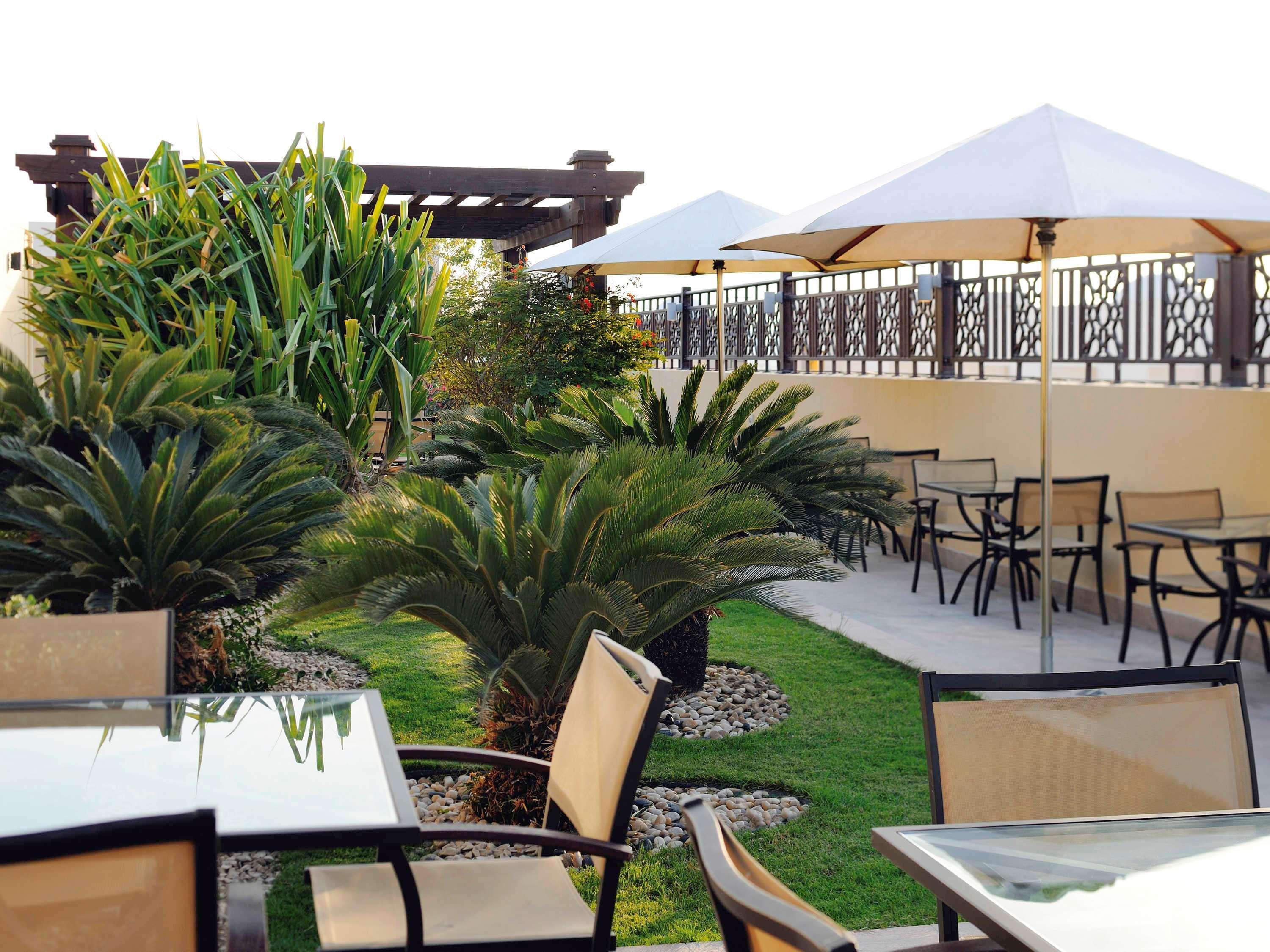 뫼벤픽 호텔 아파트먼트 알 맘자르 두바이 외부 사진 The rooftop garden at the hotel