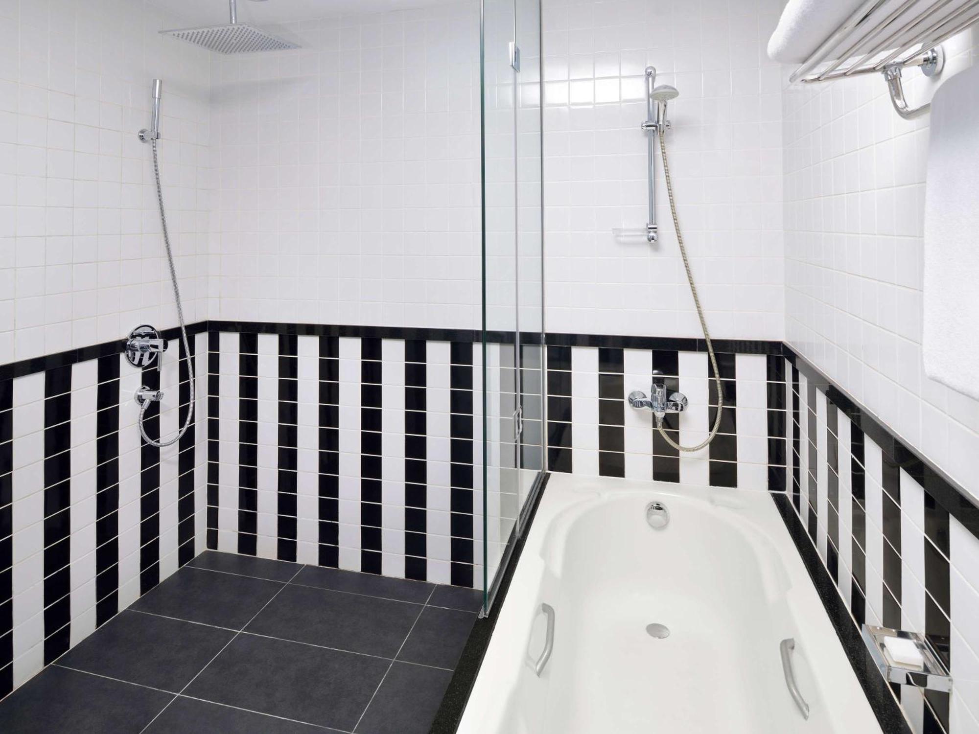 뫼벤픽 호텔 아파트먼트 알 맘자르 두바이 외부 사진 Bathroom with shower and bath