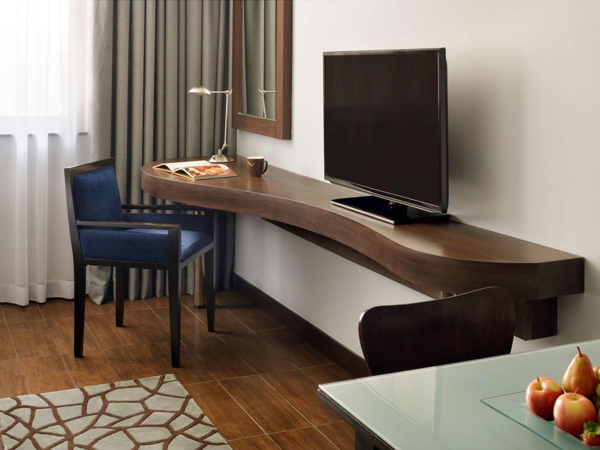 뫼벤픽 호텔 아파트먼트 알 맘자르 두바이 외부 사진 A television in a hotel room