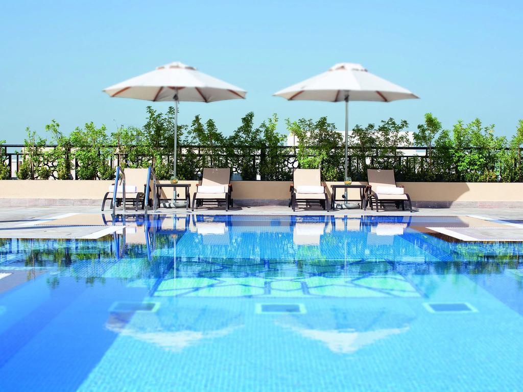 뫼벤픽 호텔 아파트먼트 알 맘자르 두바이 외부 사진 The swimming pool at the hotel